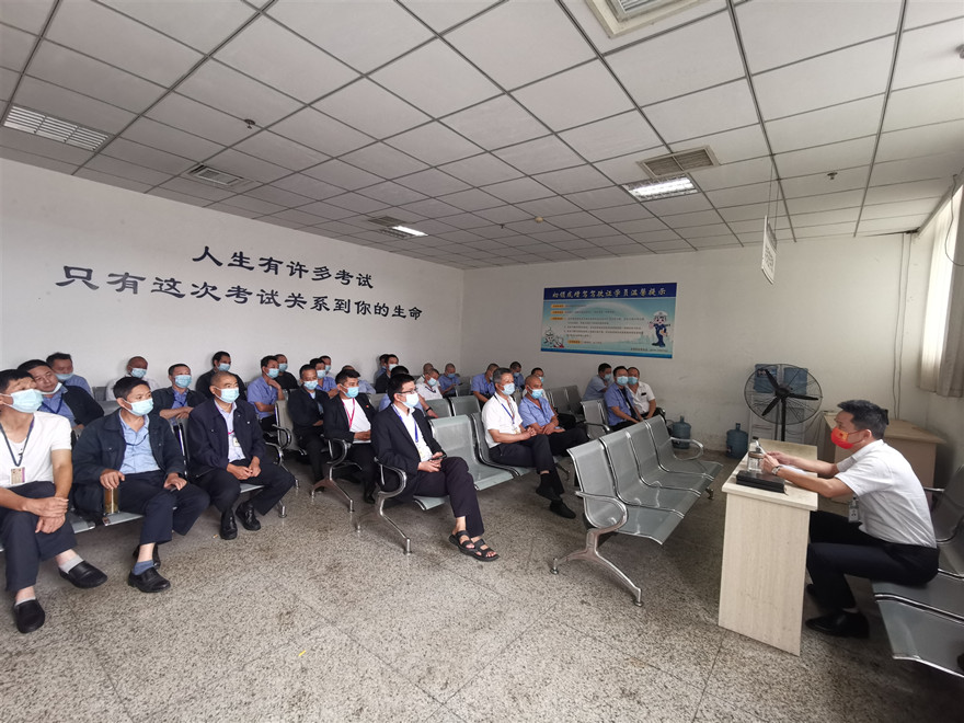 落實主體責(zé)任，推動安全發(fā)展_副本